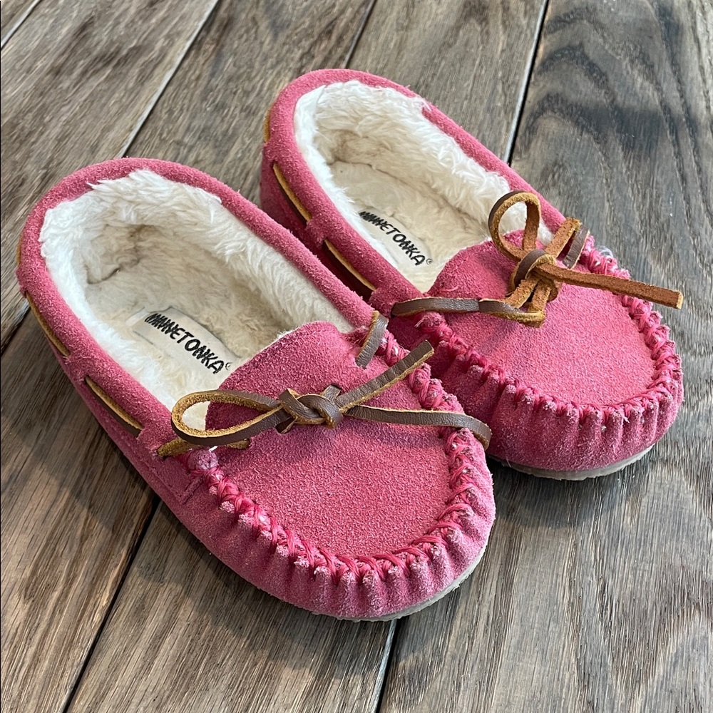 Minnetonka Kids’ Cassie Pink Suede Moccasin Slippers with Leather Tie Size 9
